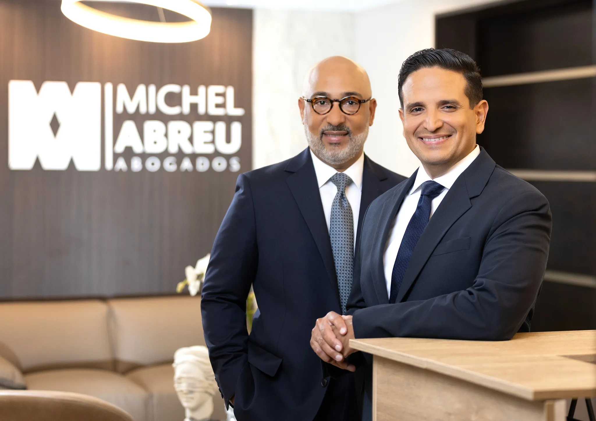 Equipo de Michel Abreu Abogados en una consulta jurídica